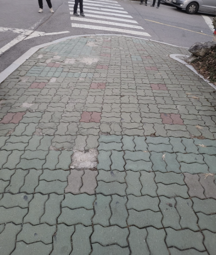 횡단보도 앞 인터로킹 블럭 보수 시공 전