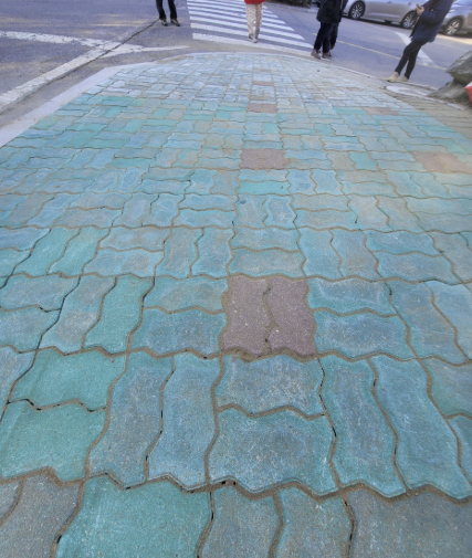 횡단보도 앞 인터로킹 블럭 보수 시공 후